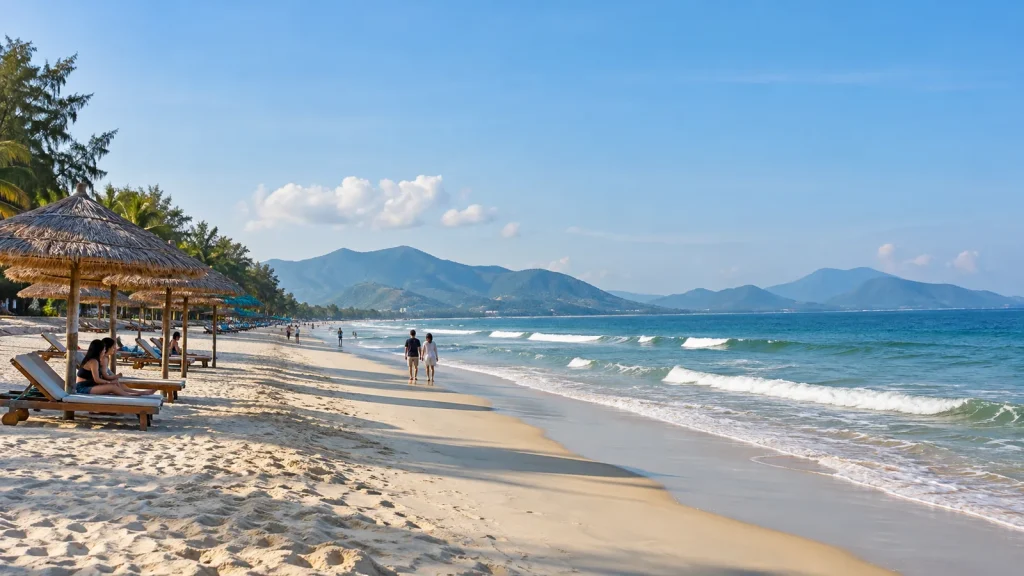 Bãi cát dài bên bờ biển Cửa Lò dưới trời nắng nhẹ