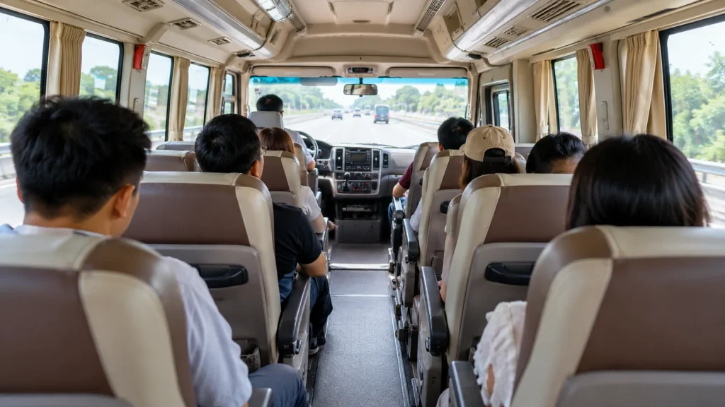 Nội thất xe 16 chỗ với hàng ghế rộng rãi cho nhóm và gia đình