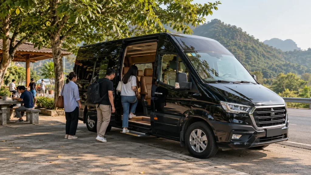 Xe chở khách dừng nghỉ dưới tán cây khi di chuyển giữa các huyện