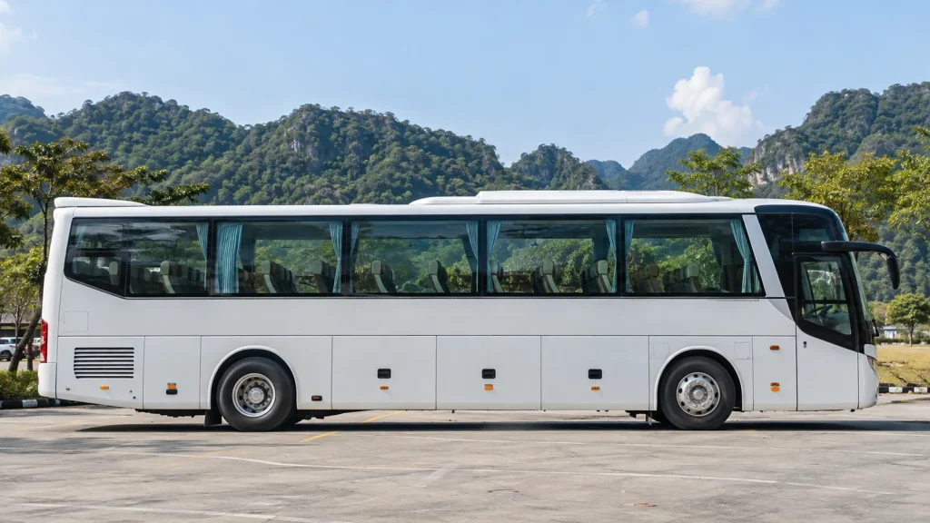 Xe 45 chỗ trắng chạy dọc đường ven biển, minh họa thuê xe hợp đồng Nghệ An cho đoàn đông